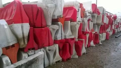 Пластиковые блоки дорожного ограждения Б/У фото 1