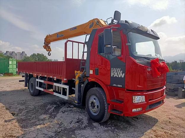 Автомобиль грузовой-бортовой FAW 4Х2 с крановой установкой XCMG, г/п 8 т фото 2