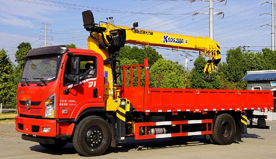 Грузовой бортовой автомобиль DongFeng Smooth Sailing 4х2 с телескопической кран-манипуляторной установкой SQS 125, г/п 5 т, с пультом дистанционного управления фото 1