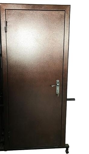 The metal door is an Italian walnut . фото 3